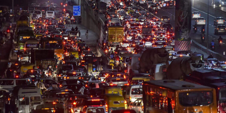 AI-Driven Traffic Control: ट्रैफिक जाम से राहत की नई शुरुआत! Ahmedabad में AI से चलेंगे सिग्नल, खुद तय होगा ग्रीन-रेड टाइम