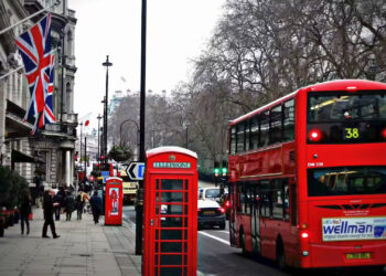 UK में नौकरी नहीं मिलने से परेशान भारतीय कपल, ₹20 लाख लोन के बोझ के बीच भारत लौटने पर कर रहा विचार