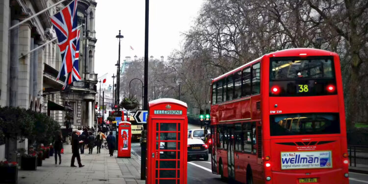 UK में नौकरी नहीं मिलने से परेशान भारतीय कपल, ₹20 लाख लोन के बोझ के बीच भारत लौटने पर कर रहा विचार
