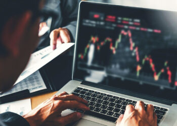 Stock Market Today: शेयर बाजार में भारी गिरावट: सेंसेक्स-निफ्टी लाल निशान पर, निवेशकों को बड़ा झटका