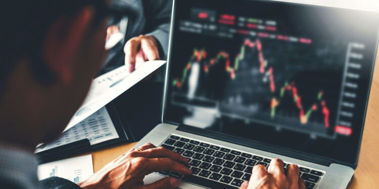 Stock Market Today: शेयर बाजार में भारी गिरावट: सेंसेक्स-निफ्टी लाल निशान पर, निवेशकों को बड़ा झटका