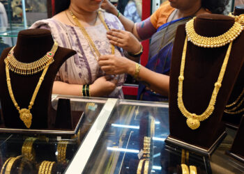 Gold Silver Price 01 August: सोना मजबूत, चांदी में गिरावट – जानें आपके शहर का ताजा रेट