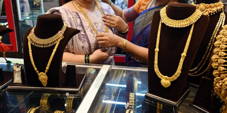 Gold Silver Price 01 August: सोना मजबूत, चांदी में गिरावट – जानें आपके शहर का ताजा रेट