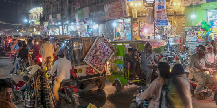 Pakistan Energy Crisis: पाकिस्तान में लॉकडाउन! रात 8 बजे बंद होंगे बाजार, शहबाज सरकार का बड़ा फैसला, शादी समारोह पर भी समय सीमा तय