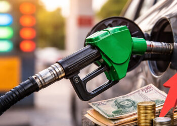 Petrol Diesel Price Today: मिडिल ईस्ट तनाव के बीच कच्चा तेल उछला, पेट्रोल-डीजल के दाम स्थिर