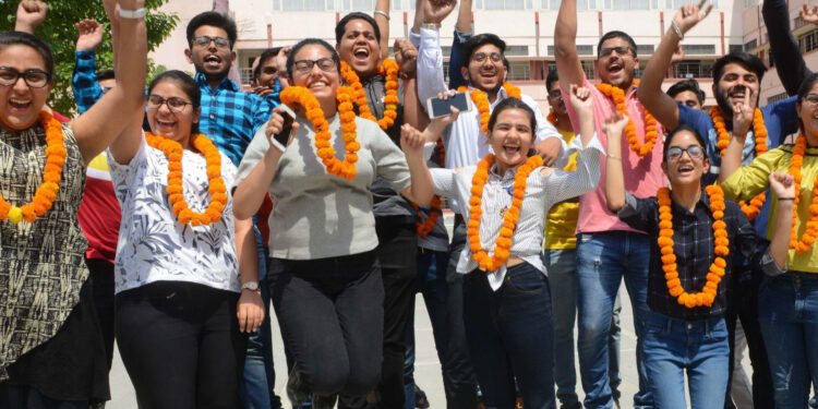 यूपी बोर्ड रिजल्ट 2026: 53 लाख छात्रों का इंतजार खत्म, टॉपर्स ने रचा इतिहास