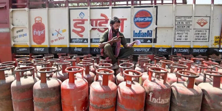 सीजफायर के बाद LPG सप्लाई पर केंद्र का बड़ा फैसला, इंडस्ट्री को 70% गैस कोटा और PNG बढ़ाने वाले राज्यों को अतिरिक्त फायदा