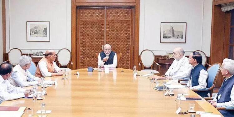 West Asia Tension: वैश्विक संकट के बीच PM मोदी की हाई लेवल बैठक, जरूरी सामान और ऊर्जा सप्लाई पर सरकार सतर्क