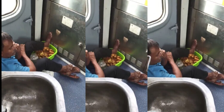 ट्रेन में बिक रहे समोसे को लेकर वायरल VIDEO से मचा बवाल, ट्रे पर पैर रखे बैठा दिखा विक्रेता