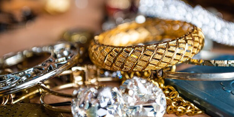 Gold-Silver Price Today: सोना रिकॉर्ड ऊंचाई पर, चांदी में भी हलचल; महंगाई के बीच बढ़ी निवेशकों की चिंता