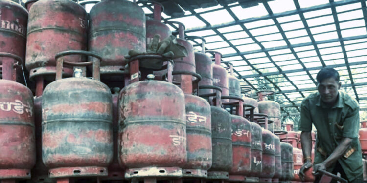 LPG Rate Today: पेट्रोल-डीजल फिर महंगा, लेकिन LPG पर राहत बरकरार; भारत पहुंचे दो बड़े गैस टैंकर