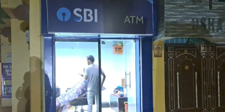 कैश नहीं…यहां होती है कटिंग…जानें कहां है यह अनोखा ATM और क्यों बना चर्चा का केंद्र