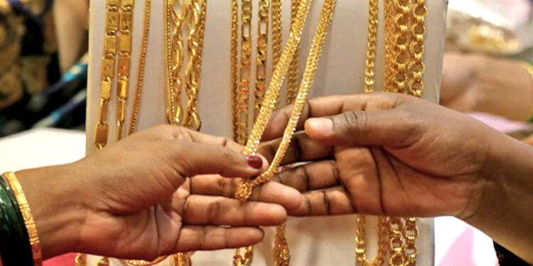 Gold Price: सोने की बढ़ती कीमतों के बाद भी यूपी में खरीदारी बरकरार, निवेशकों का भरोसा कायम
