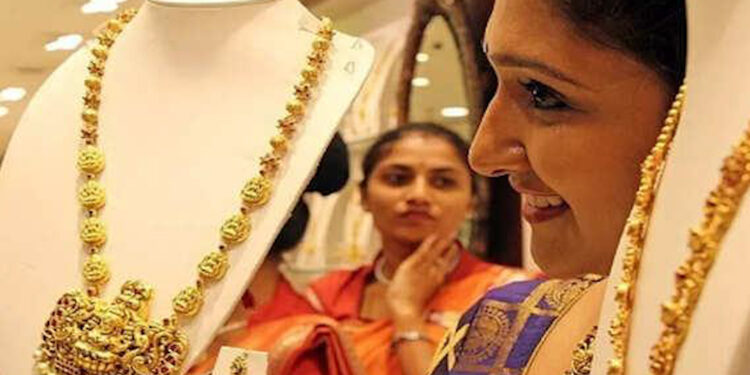 Gold Silver Price Today: सोने-चांदी में बड़ी गिरावट! MCX पर टूटा गोल्ड, चांदी भी फिसली; जानिए 15 मई के ताजा रेट