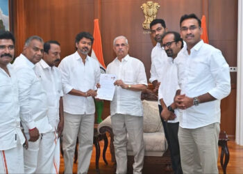 Tamil Nadu Politics तमिलनाडु में सत्ता संग्राम तेज! विजय की TVK ने दी बड़े राजनीतिक भूचाल की चेतावनी, DMK-AIADMK पर लगाए गठजोड़ के आरोप