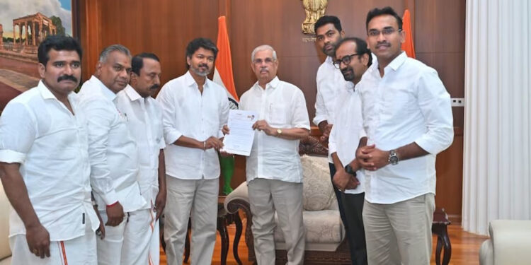 Tamil Nadu Politics तमिलनाडु में सत्ता संग्राम तेज! विजय की TVK ने दी बड़े राजनीतिक भूचाल की चेतावनी, DMK-AIADMK पर लगाए गठजोड़ के आरोप