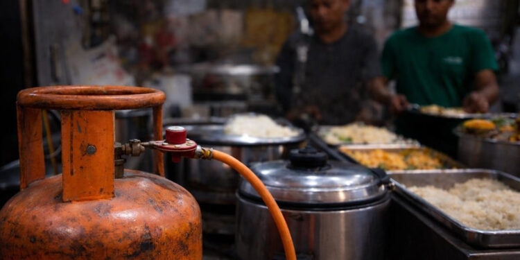 LPG Price Hike: 1 मई से महंगा हुआ कमर्शियल LPG चुनाव खत्म होते ही कीमतों में बड़ा उछाल, कारोबारियों पर बढ़ा दबाव