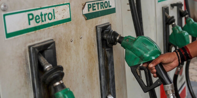 Petrol-Diesel Price: देश में ईंधन महंगाई का अलर्ट: पेट्रोल-डीजल 5 रुपये तक महंगे होने के संकेत, आम जनता पर बढ़ेगा बोझ