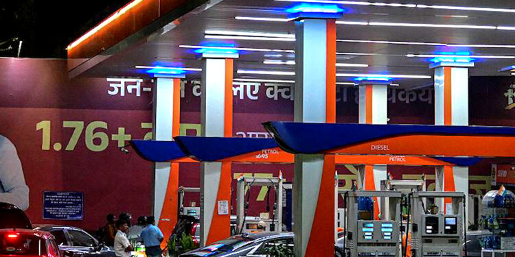Crude Oil Price Hike: युद्ध के असर से बढ़ा तेल संकट, सरकार बोली- कंपनियों को हर महीने 30 हजार करोड़ का नुकसान
