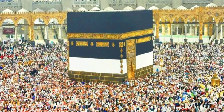 Haj 2026: हज यात्रा पर महंगाई का असर: हवाई किराया 10,000 रुपये बढ़ा, सियासी घमासान तेज