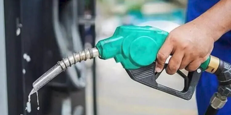 LPG के बाद अब पेट्रोल-डीजल महंगा होने के संकेत: 2-4 रुपये तक बढ़ सकते हैं दाम, जानें पूरा अपडेट