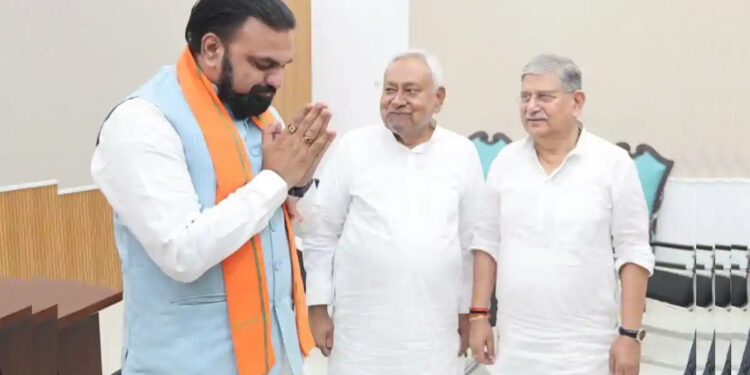 Bihar Politics: बिहार कैबिनेट विस्तार से पहले सियासी संग्राम: JDU ने ठोकी 16 मंत्रियों की दावेदारी, BJP पर बढ़ा दबाव