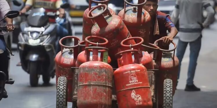 LPG Price Today: जून के आखिरी दिन भी नहीं बदले गैस सिलेंडर के दाम, जानें आपके शहर में क्या है नया रेट
