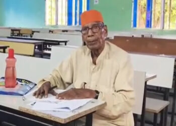 90 Year Old Man In Exam centre: 90 साल की उम्र में दी परीक्षा, बेगूसराय के आचार्य सीताराम साहू बने मिसाल