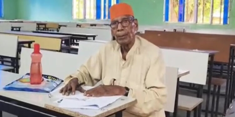 90 Year Old Man In Exam centre: 90 साल की उम्र में दी परीक्षा, बेगूसराय के आचार्य सीताराम साहू बने मिसाल