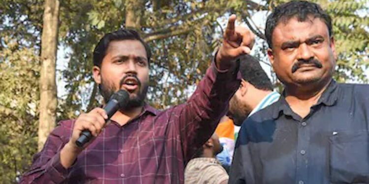 खान सर ने कोर्ट में किया सरेंडर, फायरिंग विवाद में बढ़ीं मुश्किलें, पटना सिविल कोर्ट पहुंचे चर्चित शिक्षक