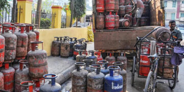 LPG-CNG महंगाई का असर: कमर्शियल गैस फिर महंगी, जानिए आपके शहर में कितना है सिलेंडर का नया रेट