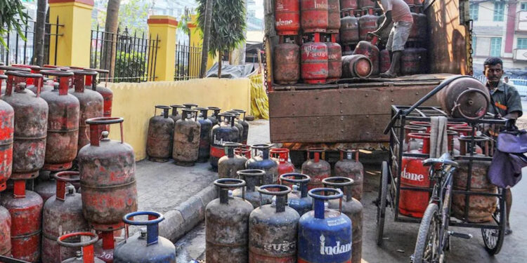 LPG-CNG महंगाई का असर: कमर्शियल गैस फिर महंगी, जानिए आपके शहर में कितना है सिलेंडर का नया रेट