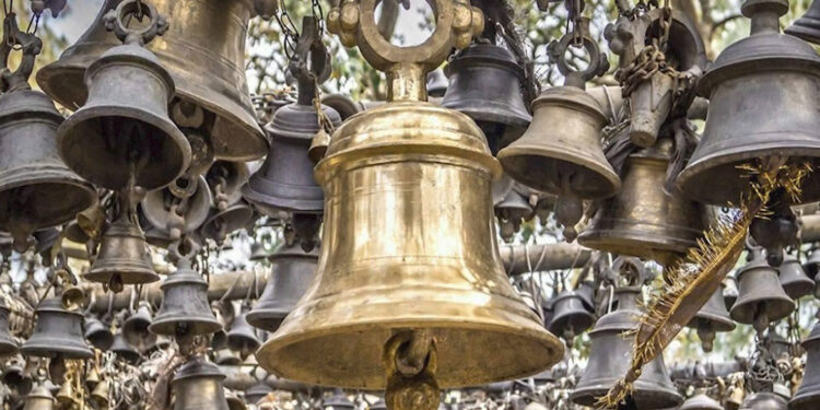 Dharm Religion News in Hindi मंदिरों में घंटी क्यों बजाई जाती है? जानिए इसके आध्यात्मिक और सांस्कृतिक महत्व को