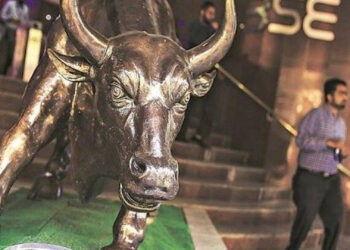 Stock Market Today: बाजार में लौटी रौनक, सेंसेक्स 300 अंक उछला; बैंकिंग और IT शेयरों ने भरी उड़ान