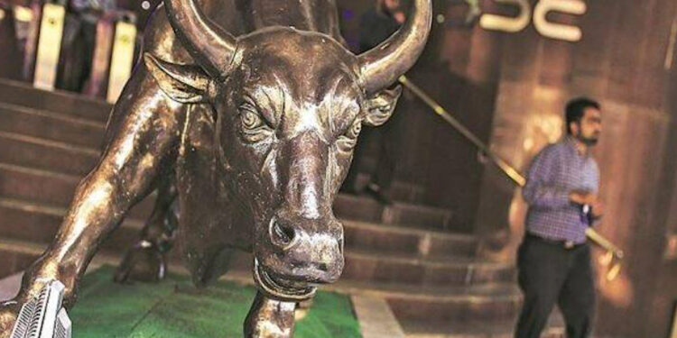 Stock Market Today: बाजार में लौटी रौनक, सेंसेक्स 300 अंक उछला; बैंकिंग और IT शेयरों ने भरी उड़ान