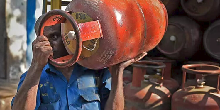 Ujjwala LPG Cylinders:उज्ज्वला योजना में बड़ा बदलाव: अब साल में सिर्फ 4 सब्सिडी सिलेंडर, सरकार के फैसले पर शुरू हुई नई बहस