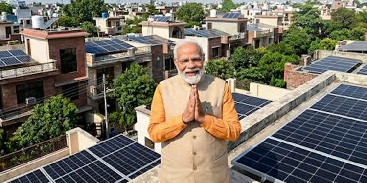 PM Surya Ghar Yojana: PM सूर्य घर योजना ने पकड़ी रफ्तार हर हफ्ते 1 लाख घरों में लग रहे सोलर पैनल, 2027 तक 1 करोड़ परिवारों का लक्ष्य