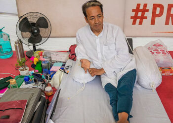Sonam Wangchuk Update भूख हड़ताल के 21वें दिन सोनम वांगचुक को जंतर-मंतर से हटाया गया, अस्पताल पहुंची दिल्ली पुलिस की टीम