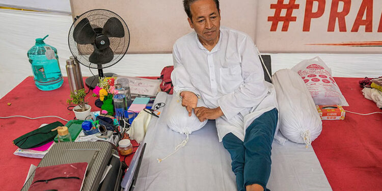 Sonam Wangchuk Update भूख हड़ताल के 21वें दिन सोनम वांगचुक को जंतर-मंतर से हटाया गया, अस्पताल पहुंची दिल्ली पुलिस की टीम