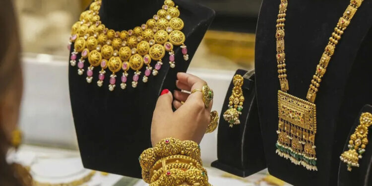 Gold Price Update: मुनाफावसूली से फिसले सोने के दाम, चांदी ने दिखाई मजबूती, जानिए 24 जुलाई के ताज़ा रेट