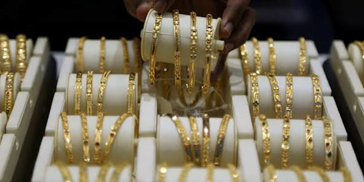 Gold Price Update: सोने में हल्की तेजी, चांदी के भाव स्थिर; खरीदारी से पहले जानिए 20 जुलाई के ताजा रेट