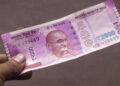 अलमारी में पड़ा है ₹2,000 का नोट? घबराइए मत, अभी भी पैसा बेकार नहीं हुआ; जानिए बदलने का पूरा रास्ता