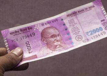 अलमारी में पड़ा है ₹2,000 का नोट? घबराइए मत, अभी भी पैसा बेकार नहीं हुआ; जानिए बदलने का पूरा रास्ता