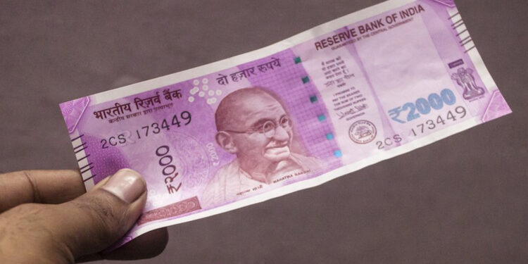 अलमारी में पड़ा है ₹2,000 का नोट? घबराइए मत, अभी भी पैसा बेकार नहीं हुआ; जानिए बदलने का पूरा रास्ता
