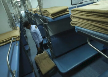 Indian Railways: AC कोच से हर दिन गायब हो रहा रेलवे का सामान, चार साल में 1.27 करोड़ बेडरोल आइटम चोरी, चौंकाने वाले आंकड़े आए सामने