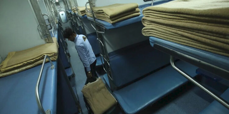 Indian Railways: AC कोच से हर दिन गायब हो रहा रेलवे का सामान, चार साल में 1.27 करोड़ बेडरोल आइटम चोरी, चौंकाने वाले आंकड़े आए सामने