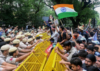 Student Protest: छात्र आंदोलन और विपक्ष की राजनीति क्या युवाओं की लड़ाई को मिल रहा है सच्चा साथ या बन रहा है चुनावी मुद्दा?