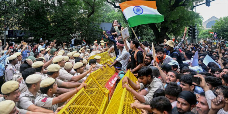 Student Protest: छात्र आंदोलन और विपक्ष की राजनीति क्या युवाओं की लड़ाई को मिल रहा है सच्चा साथ या बन रहा है चुनावी मुद्दा?