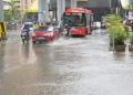 Mumbai Rain Alert: मूसलाधार बारिश से मुंबई बेहाल, सड़कें बनीं तालाब, लोकल ट्रेनें प्रभावित, IMD ने जारी किया रेड अलर्ट