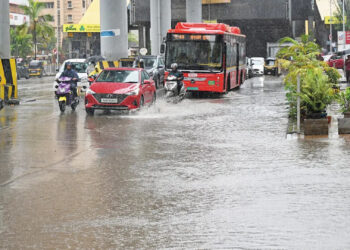 Mumbai Rain Alert: मूसलाधार बारिश से मुंबई बेहाल, सड़कें बनीं तालाब, लोकल ट्रेनें प्रभावित, IMD ने जारी किया रेड अलर्ट